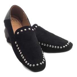 Zapatos negros sin cordones con tachuelas B-105