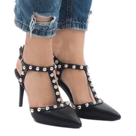 Tacones lacados en negro con tachuelas B-57