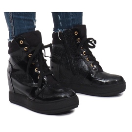 Zapatillas lacadas en negro en la cuña Snake
