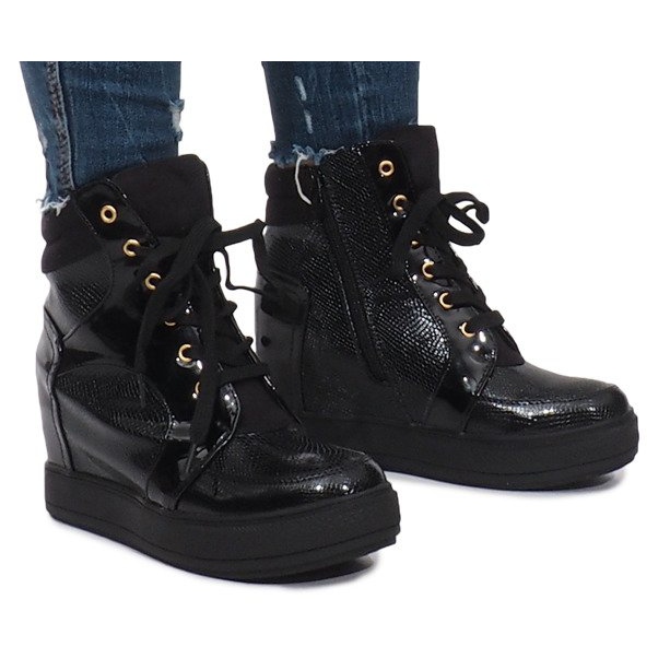 Zapatillas lacadas en negro en la cuña Snake
