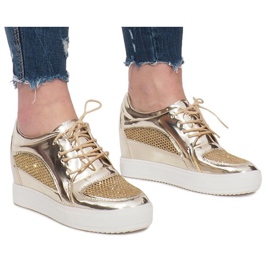 Zapatos deportivos calados lacados en oro de Adele dorado