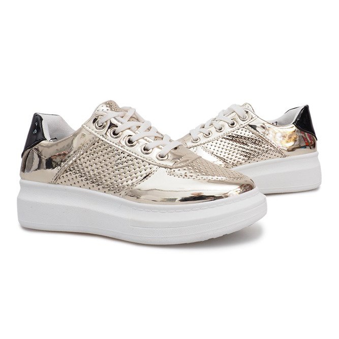 Zapatos deportivos calados lacados en oro de Adele dorado