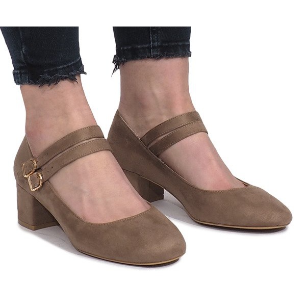 Bombas beige en el poste de Tamara Bombas beige en el poste de Tamara