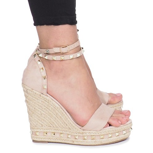 Sandalias de cuña beige con tachuelas Lov'it