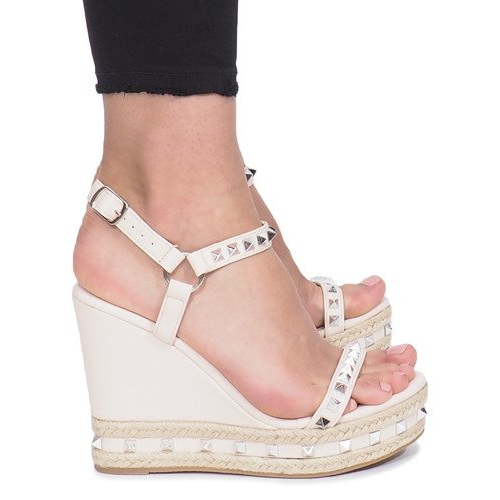 Sandalias de cuña beige con tachuelas cubano