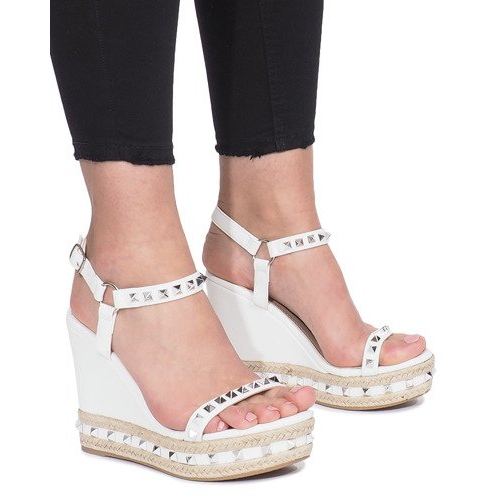 Sandalias de cuña blancas con tachuelas cubano blanco Sandalias de cuña blancas con tachuelas cubano blanco