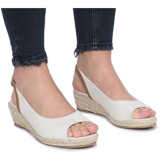 Sandalias beige en un delicado tacón de cuña Lanez