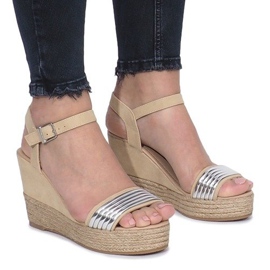Sandalias beige en un delicado tacón de cuña Glam Shine