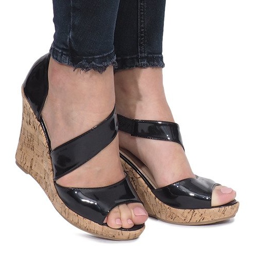 Sandalias de charol negro en la cuña de corcho Lie
