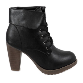 Botas negras en el poste KA13-O1H negro