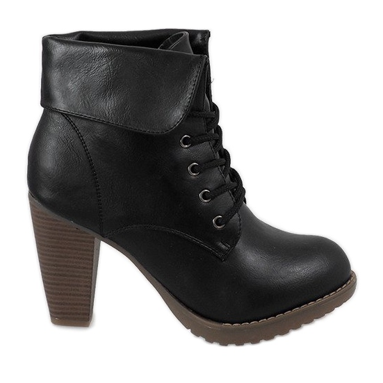 Botas negras en el poste KA13-O1H negro