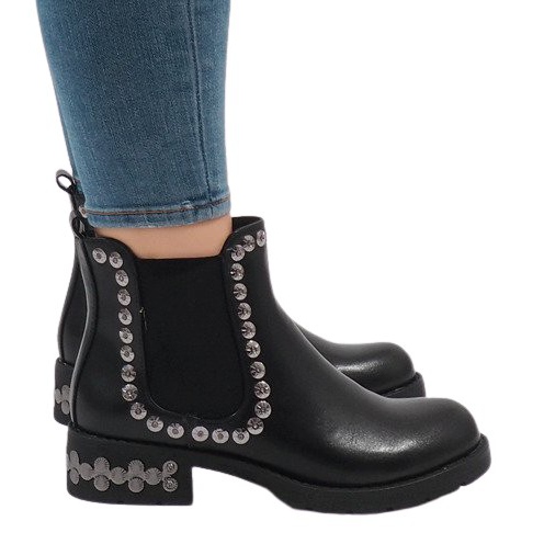 SDS Botas negras aisladas con tachuelas 7387-PA negro