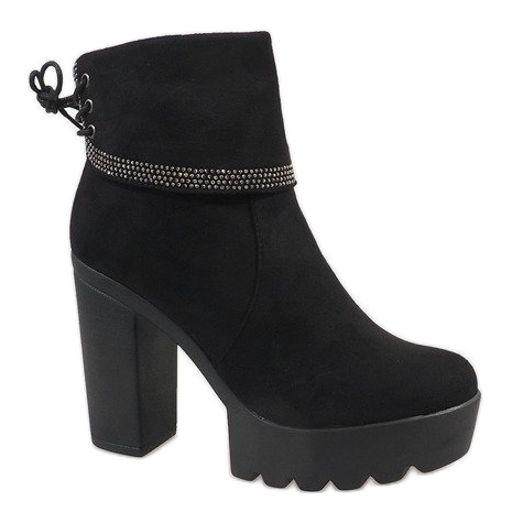 Botas negras aisladas S80 en el poste negro
