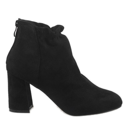 Botines de ante negro en el poste LL-79P