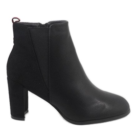 Botines negros en el poste A5580