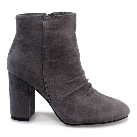 Botines de ante gris en el poste 0M803