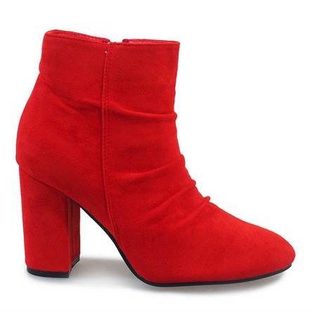 Botines de ante rojo en el poste 0M803