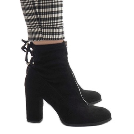 Botines de ante negro en el poste C-7179