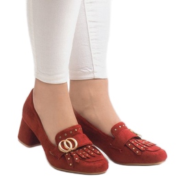 Zapatos de tacón de ante rojo en el pilar X77