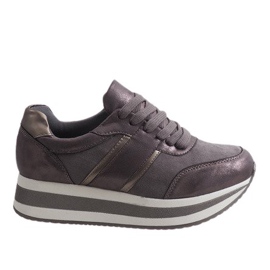 Zapatillas grises en la plataforma 99-09