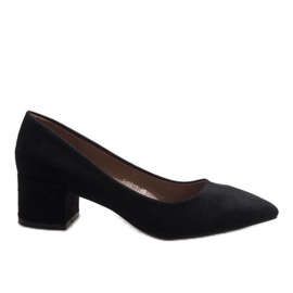 Zapatos de tacón de ante negro en el pilar 5186-1