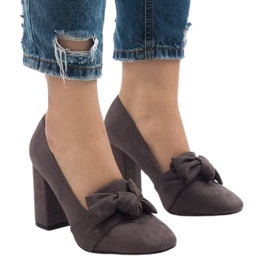 Zapatos de tacón de ante gris en el pilar N510