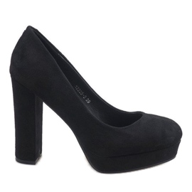 Zapatos de tacón de ante negro en el pilar 12225-2