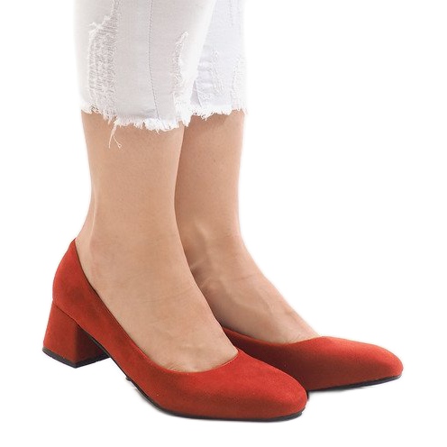 Zapatos de tacón de ante rojo en el pilar H343-1