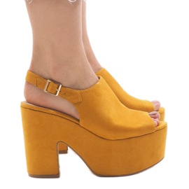 Sandalias amarillas en un enorme bloque 8263CA amarillo