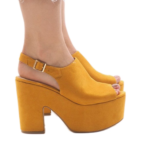 Sandalias amarillas en un enorme bloque 8263CA amarillo