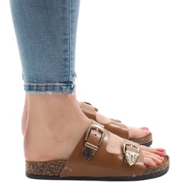 Zapatillas camel con hebillas 7018-PL marrón