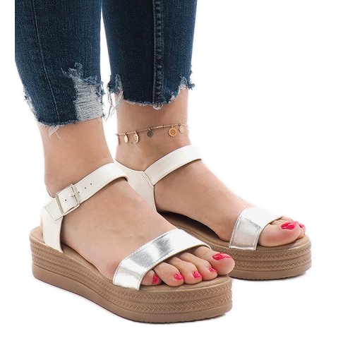 Sandalias blancas en la plataforma 22-07 blanco Sandalias blancas en la plataforma 22-07 blanco
