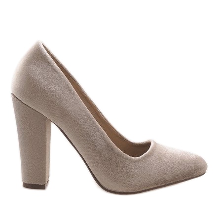 Bombas de terciopelo beige en el pilar 91603-1