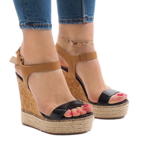Sandalias de cuña lacadas en negro VB76063 marrón