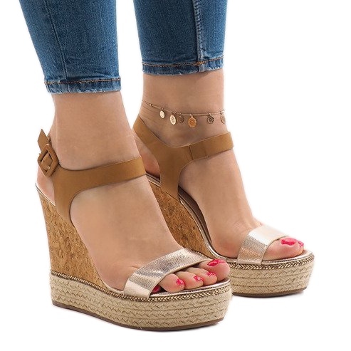 Sandalias de cuña lacadas en oro VB76063 dorado Sandalias de cuña lacadas en oro VB76063 dorado