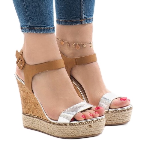 Sandalias de cuña lacadas plateadas VB76063 marrón
