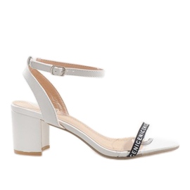 Sandalias blancas en el poste ante ante S-7347 blanco