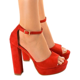 Sandalias rojas en el poste D08 rojo