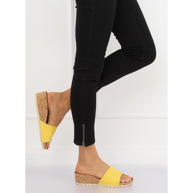 Zapatillas amarillas en una cuña de corcho amarillo 3527-12 Amarillo II-GAT