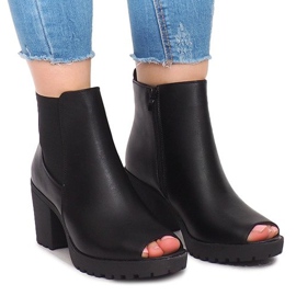 Botas abiertas en un poste B2890 Negro