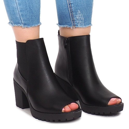 Botas abiertas en un poste B2890 Negro