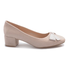 Bombas beige sobre un pilar de imitación Bombas beige sobre un pilar de imitación