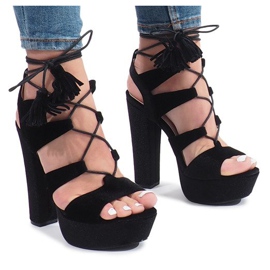 Sandalias negras en un poste de terciopelo One Love negro
