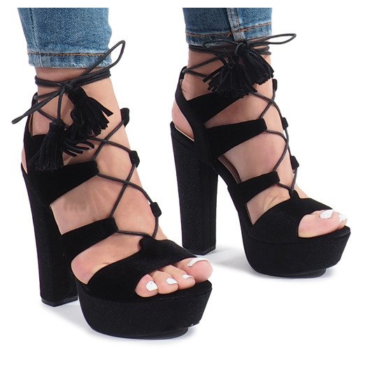 Sandalias negras en un poste de terciopelo One Love negro