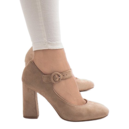 Bombas beige en el pilar M083