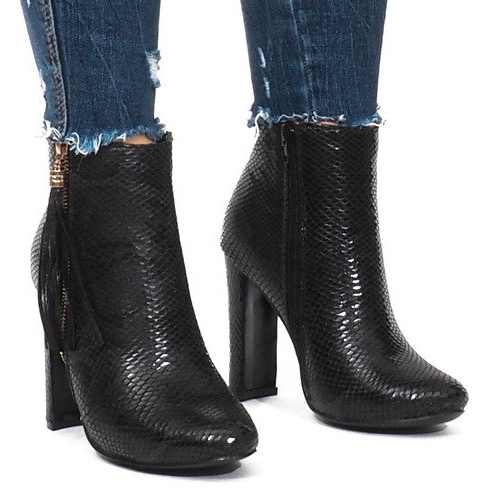 Botines negros en una barra de serpientes