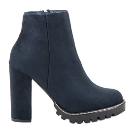Kayla Botas en la plataforma azul marino