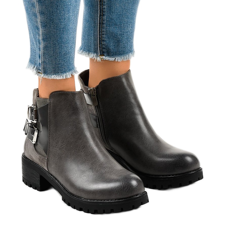 Botas de mujer grises en una suela masiva M181 Botas de mujer grises en una suela masiva M181