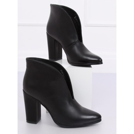 Botas negras con recorte RB38P Negro