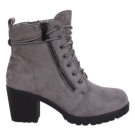 Botas grises en el protector W358 Gris